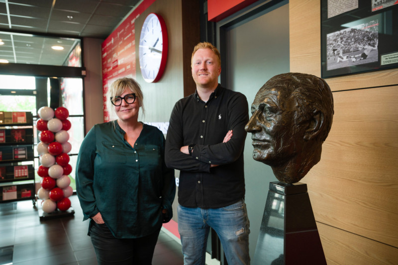 Frank Vennegoor, kleinzoon, en Laura Reymer bij het beeld van Cor Hilbrink in de Grolsch Veste © Cees Elzenga.jpg