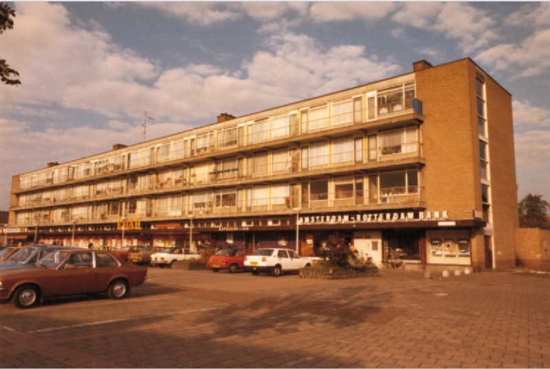 Oogstplein 26-31 met o.a. EDAH, Kapsalon Lia, AMRO-bank 1981.jpg