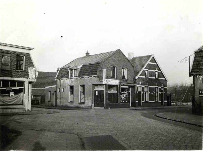 Emmastraat 322 winkel snelzolerij Nationaal Gezien vanuit de Zwedeweg, Kleine Houtstraat tussen beide winkels 1940.jpg