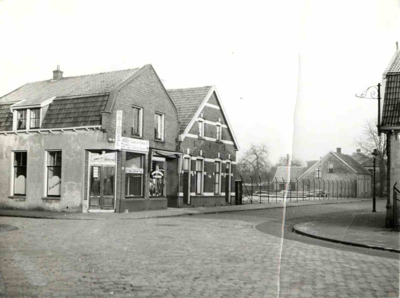 Emmastraat 322 winkel snelzolerij Nationaal Gezien vanuit de Zwedeweg, links ingang Kleine Houtstraat 1940.jpg