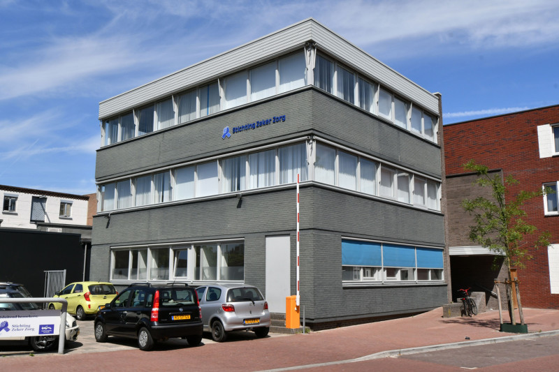 Visserijstraat 3 gebouw Stichting Zeker Zorg staat leeg en wordt verbouwd tot woningen  2024.jpg
