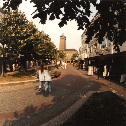 Van Loenshof 5-7 t.h.v. Walstraat richting stadhuis, met o.a. winkels Follow Fashion en Bervoets mei 1993.jpeg