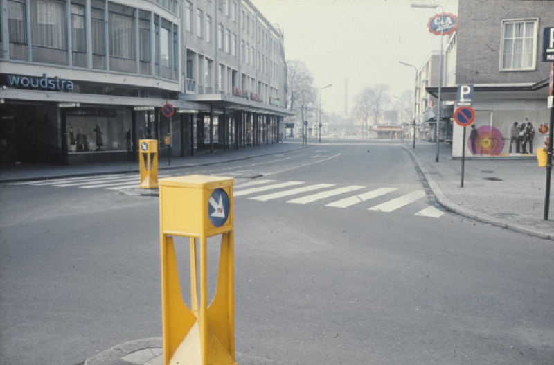 Van Loenshof 1-5 vanaf de kruising met de Langestraat. Winkels van Woudstra en Bervoets-Vriezelaar, Het Broekenhuis. Verderop zijn ook noodwinkels zichtbaar. jaren 70.jpeg