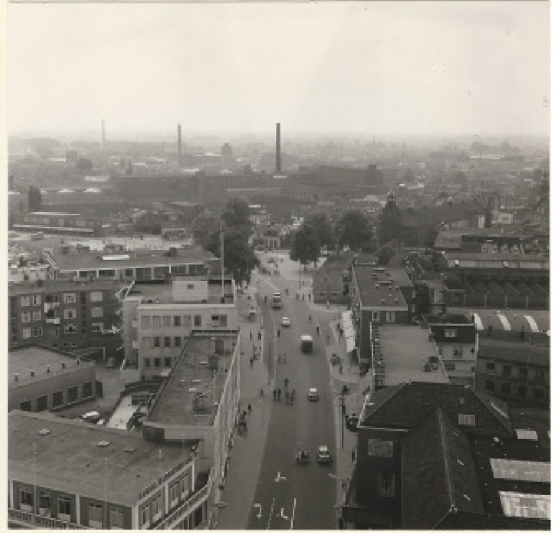 Van Loenshof 5 met rechtsonder C&A hoek Langestraat. rechts daarachter de noodwinkels en de fabriek van Gerh. Jannink & Zonen aan de Beltstraat. Links o.a. Bervoets Vriezelaar schoenen.jpeg