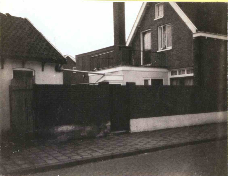 Oostveenweg 57 woning met aanbouw, achterzijde in zicht, autohandel 1978.jpg