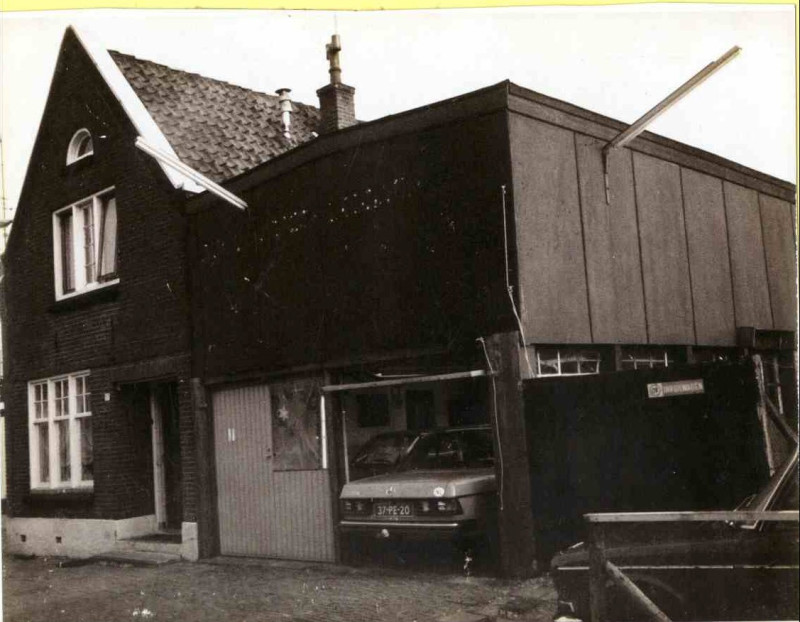 Oostveenweg 57 hoek van Leeuwenhoekstraat 1978 woning met aanbouw, autohandel.jpg