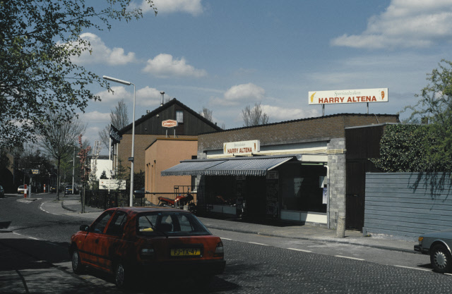 Oostveenweg 111-113 verfgroothandel Olde Scheper en groentewinkel Harry Altena 1-5-1997.jpeg
