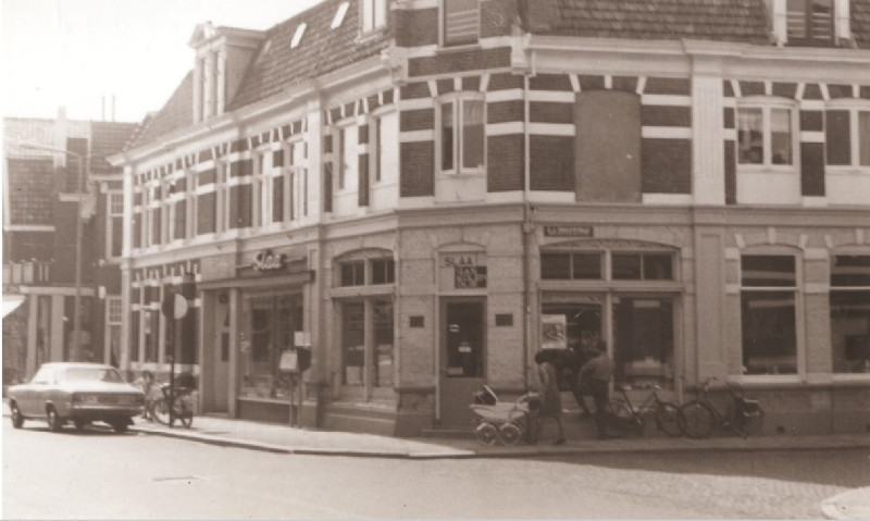 Lipperkerkstraat 59-63 Voorzijde woningen en winkel Slaa, op de hoek met de C.J. Snuifstraat 1967.jpg
