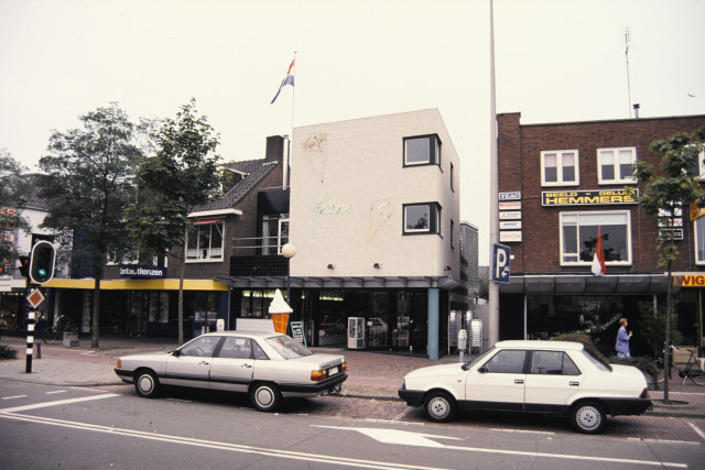De Heurne 75-77-79 voorheen Oldenzaalsestraat cafetaria Snelbuffet Frans en Hemmers Beeld en Geluid begin jaren 90.jpeg