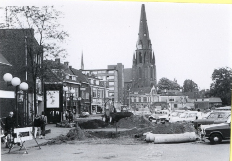 Oldenzaalsestraat 79- 87 links t.h.v. van Lochemstraat met St. Jozefkerk en winkel van Hemmers aug. 1980.jpg