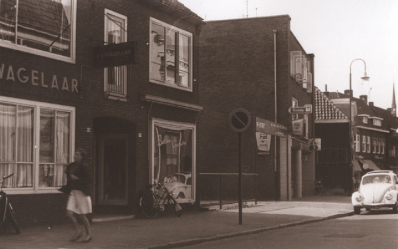 Oldenzaalsestraat 69-79 winkels, met o.a. Wagelaar, Bettina Couture, Hemmers Audio-TV en inrit naar Machinefabriek De Bruijn 1967.jpeg