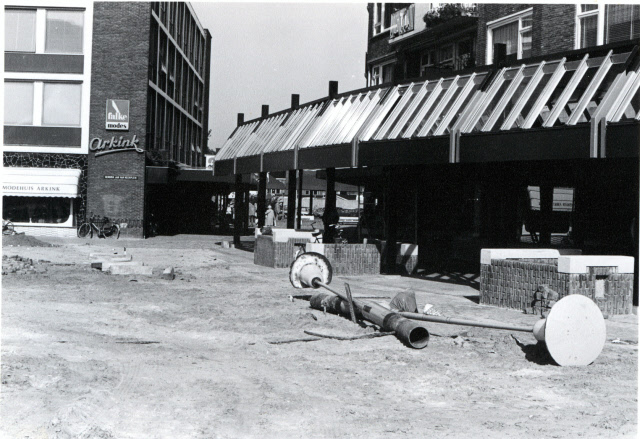 H.J. van Heekplein 56 hoek Van Loenshof met links modehuis Arkink in Hermesflat aug. 1980.jpeg