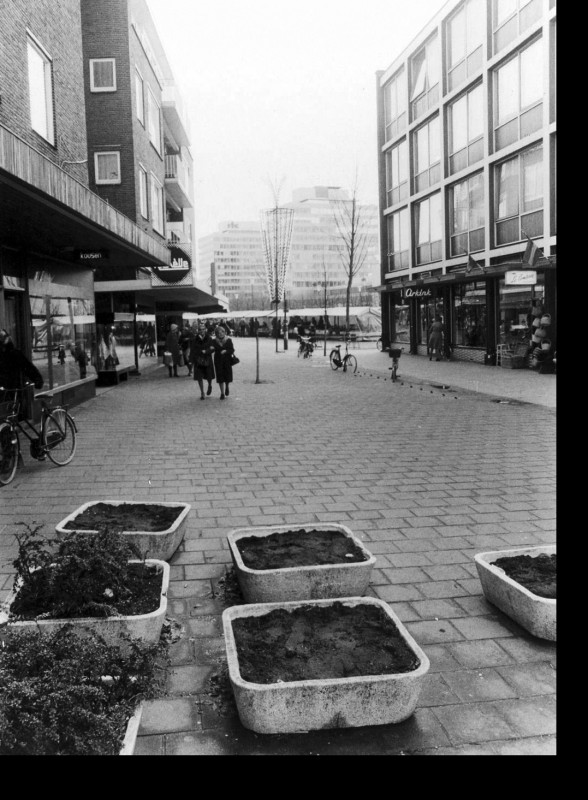 H.J. van Heekplein 56  Hermesflat met daaronder winkels.  de warenmarkt gezien vanaf het Van Loenshof. Arkink.jpg