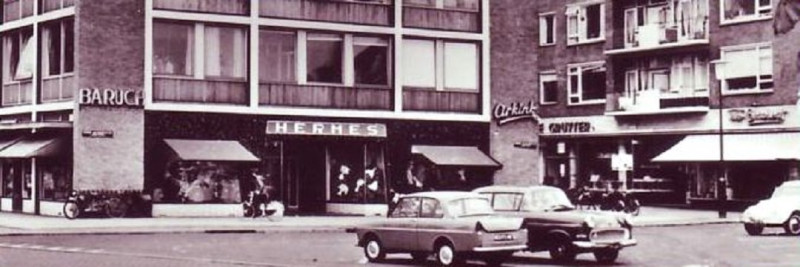 H.J. van Heekplein 56 vanaf Boulevard 1945 Hermesflat Baruch en Arkink met op achtergrond winkel van P. de Gruyter.jpg