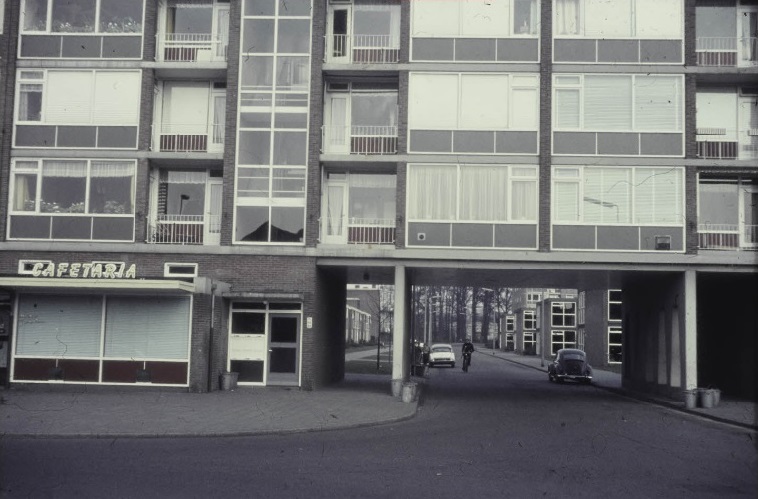 Fazantstraat 66-78 cafetaria Polman Doorkijkje naar de Hulsmaatstraat vanaf winkelcentrum Mekkelholt. jaren 70.jpg