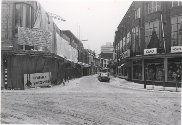 Kalanderstraat 2 Kruispunt de Klomp met nieuwbouw Hema en rechts Gako, feb. 1979.jpeg