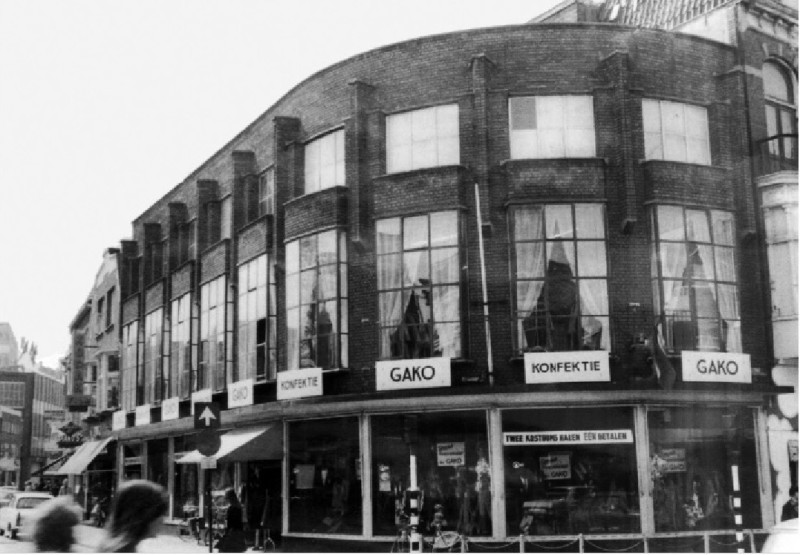 Kalanderstraat 2 GAKO Konfektie, op de hoek met de Langestraat 1974.jpg