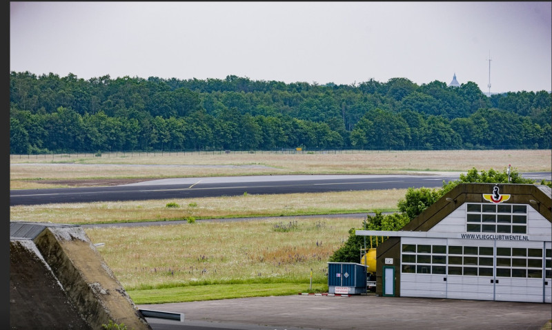 Vliegveld Twente De nieuwe turnpads (het lichtgrijze asfalt, boven de startbaan) op Twente Airport zijn vorige week met spoed aangelegd 4-6-2024.jpg