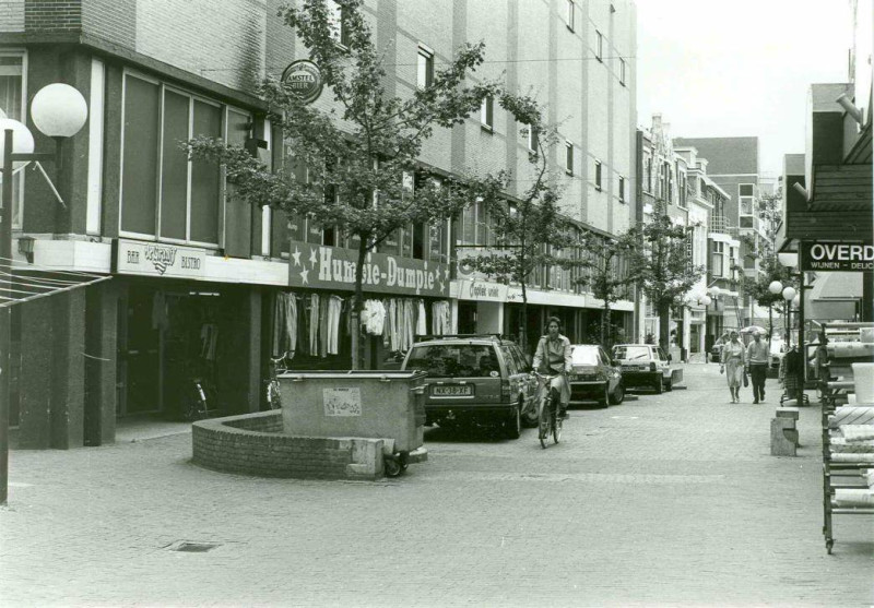 Haaksbergerstraat 1-5 nu Korte Haaksbergerstraat  Humpie Dumpie em optiekzaak 1980.jpg