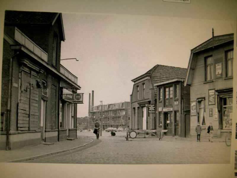 Willemstraat 15 rechts  D.K.S. Atelier kousenreparatie links Willemstraat 36-34 foto van Ulzen hoek Kalanderstraat achtergrond bouw Boulevard.jpg