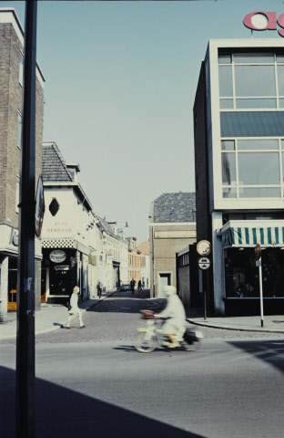Walstraat 1 vanaf Van Loenshof in noordelijke richting. Met Autorenbaan Autoracebaan 1972.jpeg