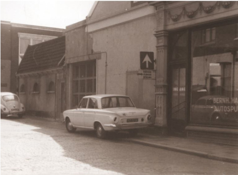 Gronausevoetpad 2 Autospuitbedrijf Berhard Hanterink, op de hoek van de Lipperkerkstraat 42.JPG