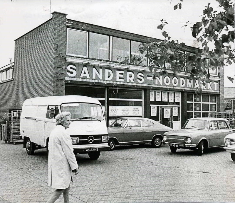 Dennenweg 181 Sanders noodmarkt vroeger locatie garage Schuitemaker.jpg