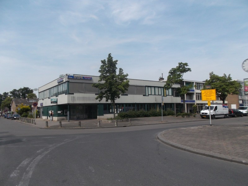 Weth. Nijhuisstrat hoek Jan van Goyenstraat oude ABN Amrobank en daarboven snookercentrum.JPG