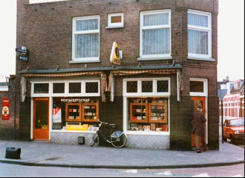 Pluimstraat 90 Postagentschap op de hoek van de Oliemolensingel 56.jpg
