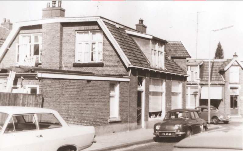 Oostveenweg 70 Zijgevel winkel op de hoek met de Pluimstraat.jpg