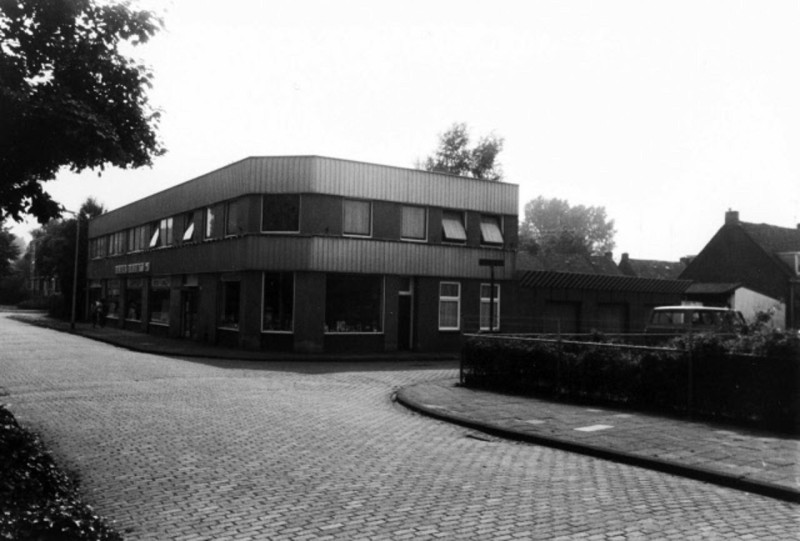 Wethouder Elhorststraat 100-108 hoek Helenastraat verfwinkel Gebr. Drost 1998.jpeg