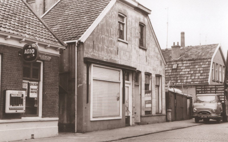 Hoge Bothofstraat 67-69 winkel in rookwaren annex bibliotheek Jan Schallenberg 1967.jpg