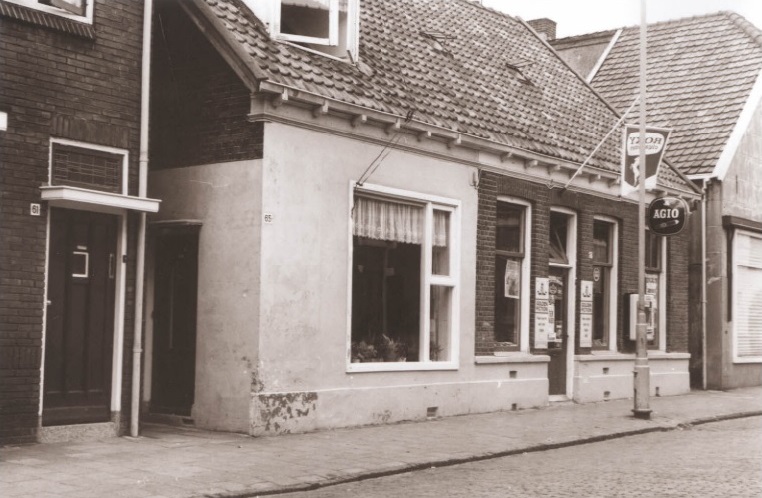 Hoge Bothofstraat 65-67 woningen en winkel in rookwaren Jan Schallenberg 1967.jpg