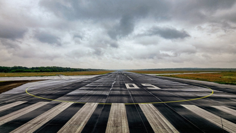 Twente Airport landingsbaan.jpg