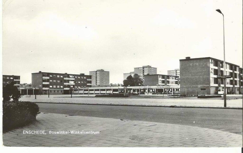 Wethouder Gerbertstraat 22 vanaf Burgemeester van Veenlaan Centramarkt Theo Janssen Later werd dat de C1000..jpg