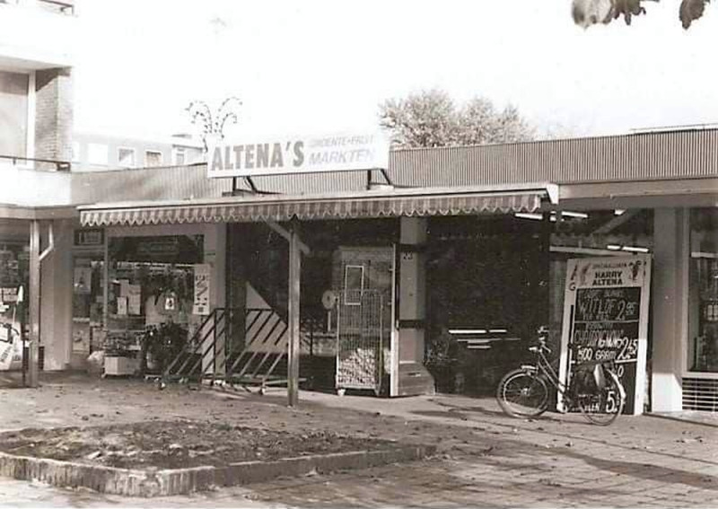 Burgemeester van Veenlaan achterkant Wethouder Gerbertstraat 22 groente- en fruitwinkel Altena, winkelcentrum Boswinkel Voorheen Theo's Groente en Fruitshop van Theo Janssen.jpg