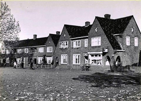 Laaressingel 151-153 hoek Floraparkstraat bakkerij met transportfiets 1939.jpg