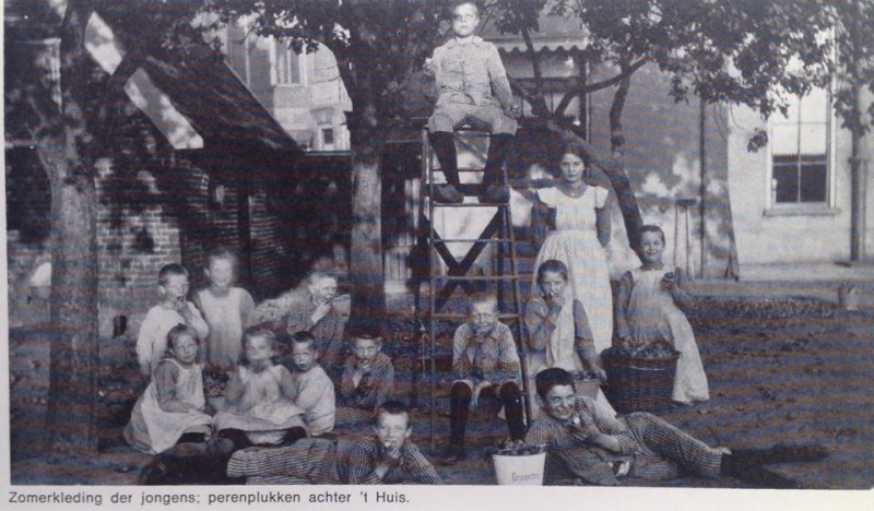 Oldenzaalsestraat 51 achterzijde van het Ned. Hervormd weeshuis (bij de Hondekolk).jpg
