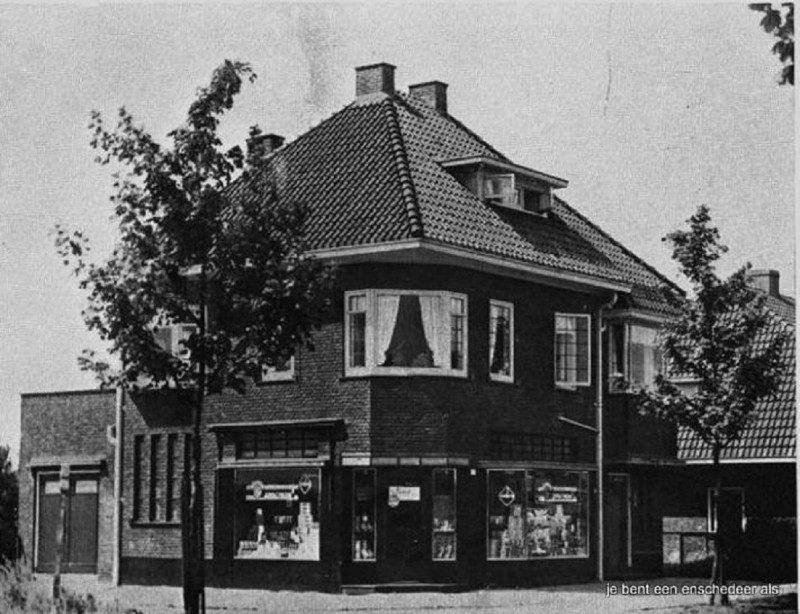 B.W. ter Kuilestraat 249 hoek Elferinksweg winkel Twentse Coöperatie Tot Steun in den Strijd.jpg