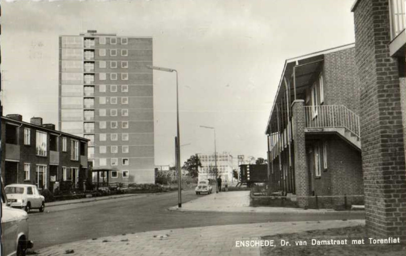 Dr. van Damstraat met Torenflat jaren 70.jpg