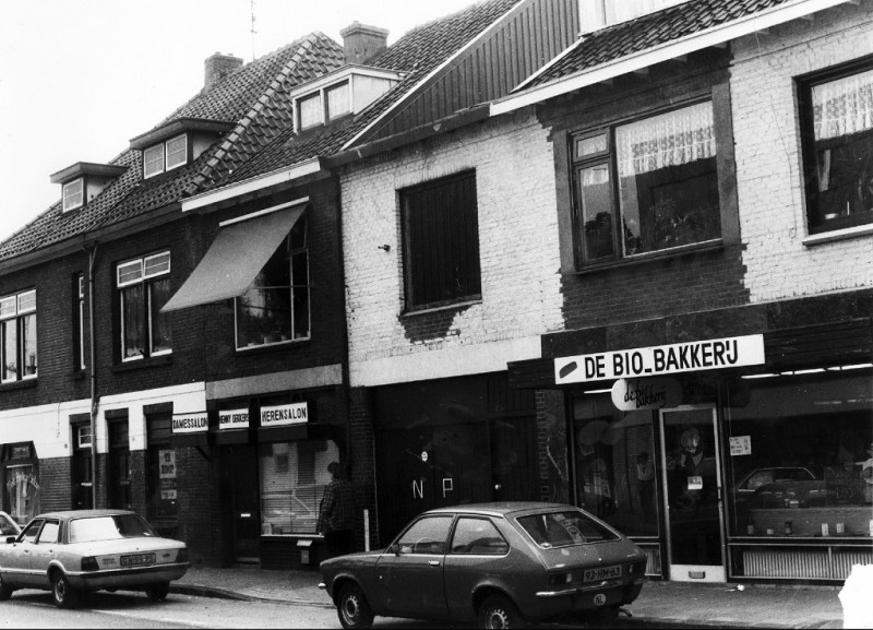 Kuipersdijk 96-98 hoek Wooldriksweg Winkel panden, kapsalon Henny Dekkers, De BIO Bakkerij,.jpg