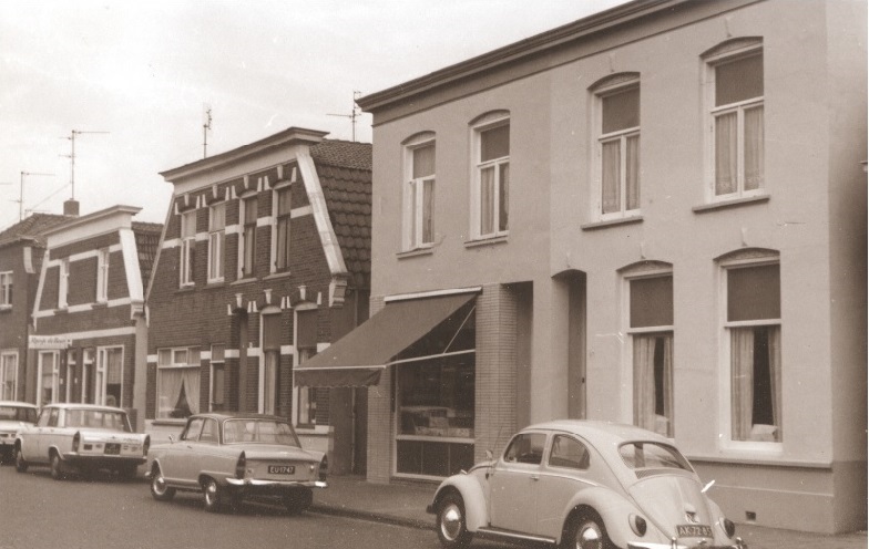 Perikweg 85- 87-89 woningen en winkels 1967.jpg