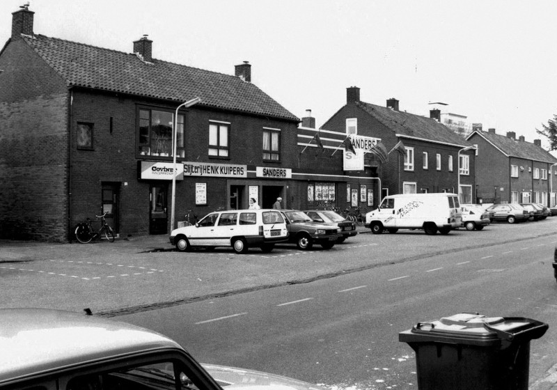 Perikweg 58-60 supermarkt Sanders en slijterij Kuipers. Voormalig pand van de groothandel Riethorst.jpg