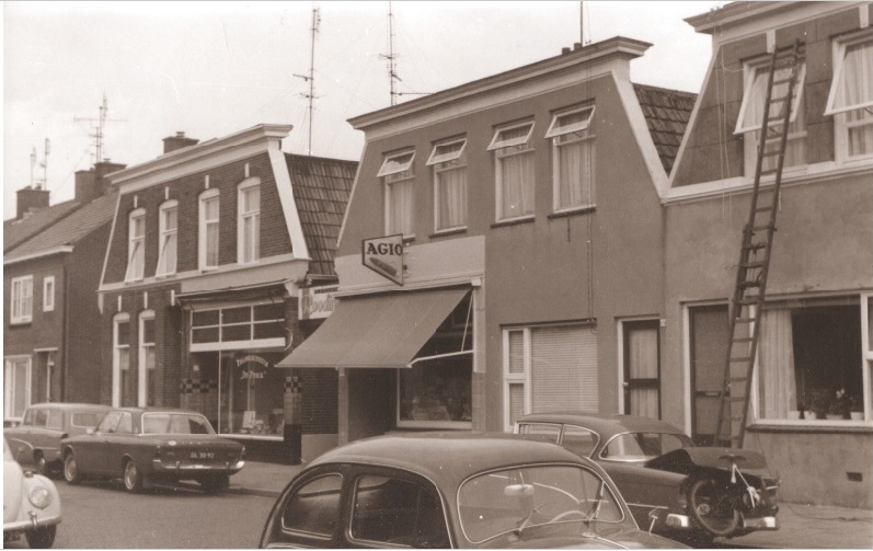 Perikweg 25-27-29 woningen en winkels, o.a. sigarettenwinkel 1967.jpg