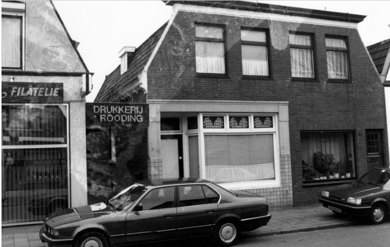 Perikweg 25-27-29 Drukkerij Rooding met er naast gelegen Filatelie Handel en Postzegelveilingen.Rechts no29 was de sigarettenwinkel van H.Mol.jpg