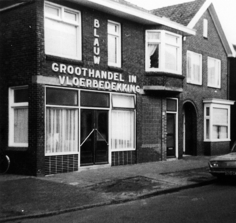 De Vluchtestraat 37 Fa. Blauw Groothandel in Vloerbedekking 1971.jpg