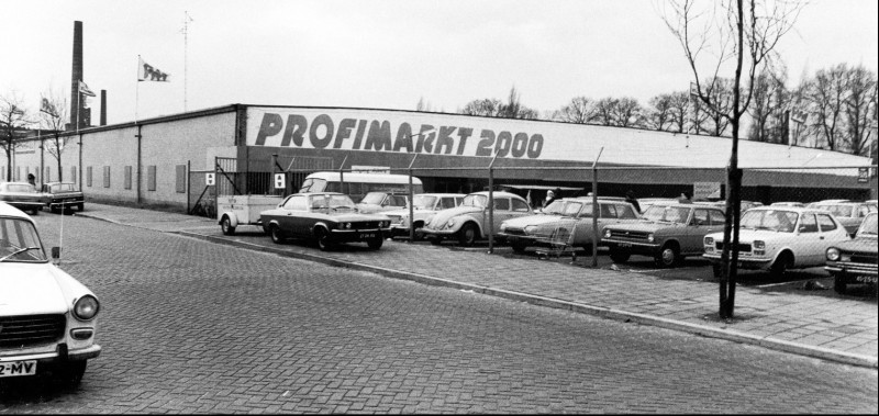 Lage Bothofstraat 175 met de parkeerplaats. Ingang supermarkt Profimarkt 2000..jpg