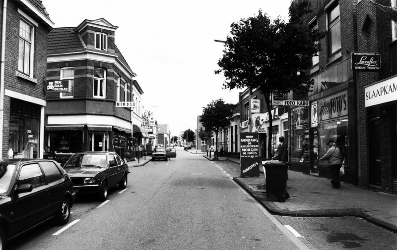 Lipperkerkstraat 43 -47 met links de Reudinkstraat.bloemenspeciaalzaak Mimosa en Bim Bam Buisje.jpg