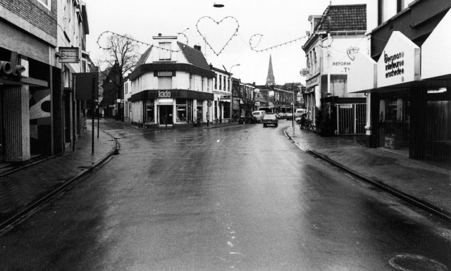 Oldenzaalsestraat 14 rechts Reformhuis Twente tegenwoordig De Heurne kijkend naar kruising met de Noorderhagen.jpeg