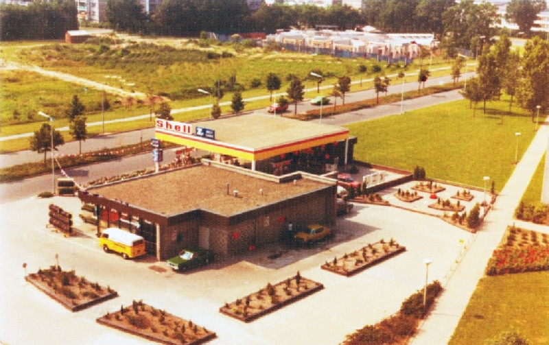 Wesselerbrinklaan 99 Shell tankstation F.Roosjen. Deze foto is genomen vanaf het flat aan Het Leunenberg. 1977.jpg